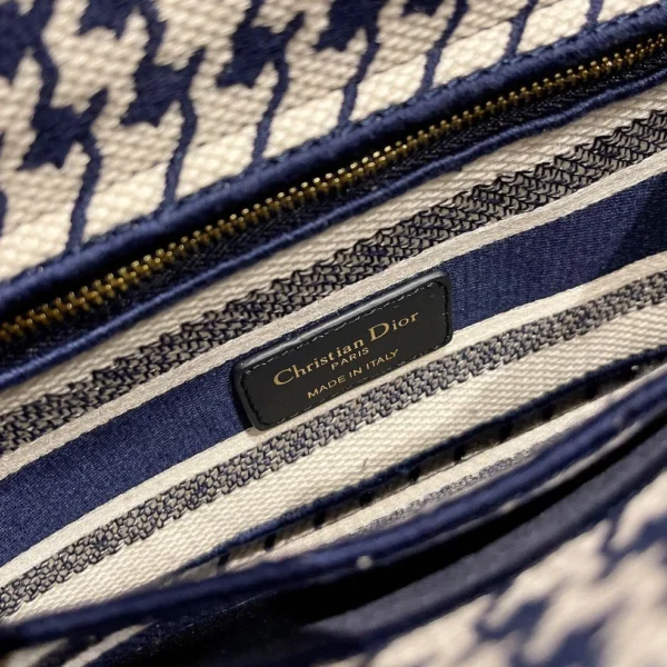 Lady D-Lite 5-panel embroidery Size: 24 x 20 x 11 cm