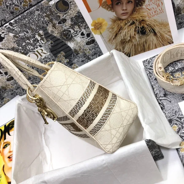 Lady Dior mini Size: 24x20x11 cm Model:M0565