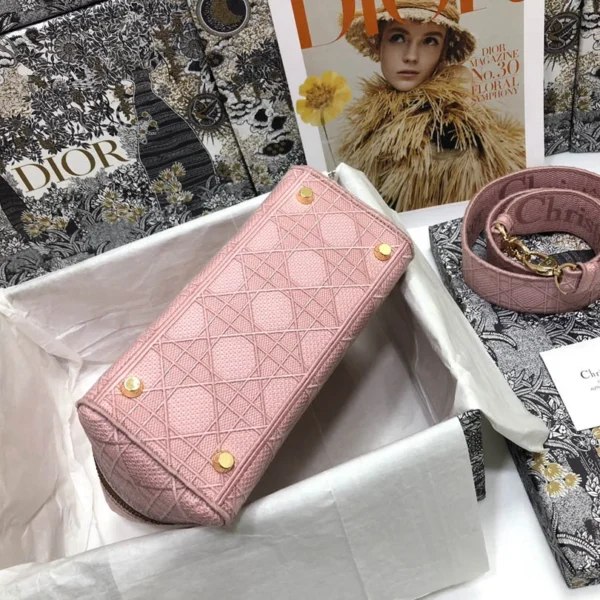 Lady 5 compartments embroidered fabric Size: 24x20x11 cm Model: M0565