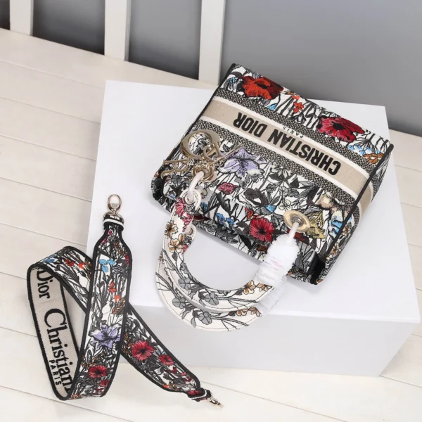 Lady 5-panel embroidered garden flowers Size: 24 cm x 20 cm x 11 cm