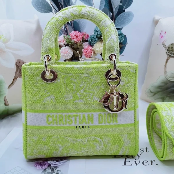 Embroidery Collection Size: 24*20*11cm