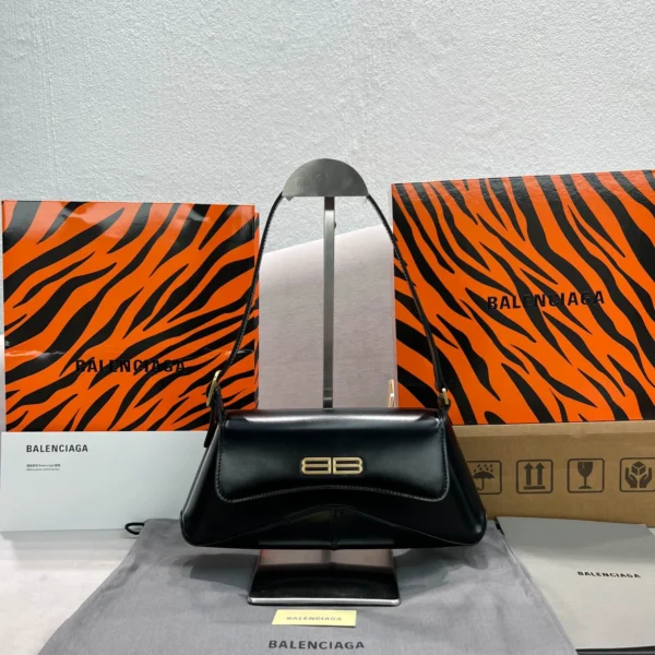 Underarm bag model: 92813 size: 27×25.5×4.8cm