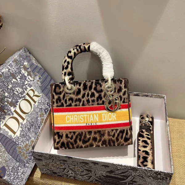 Lady D-Lite 5-panel embroidery Size: 24 x 20 x 11 cm