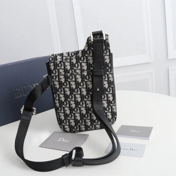 Dior Saddle Chest Bag Crossbody Model: 1ADPO171 Size: 16x21x5cm