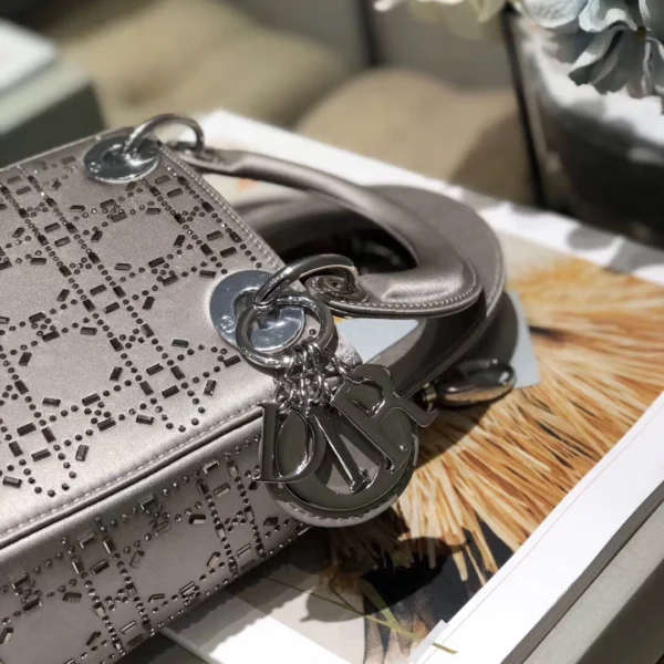 Lady Collection Silk Stamped Diamonds Size: 17cm