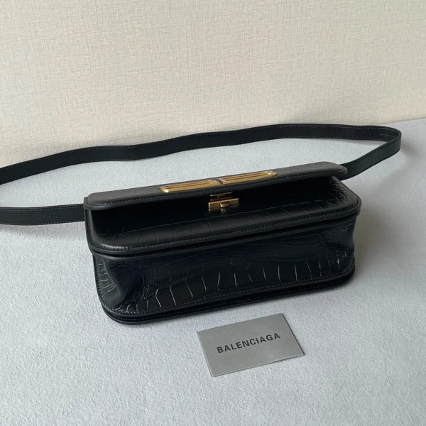 Gossip bag crossbody size: 23.5×12.4×10.4cm