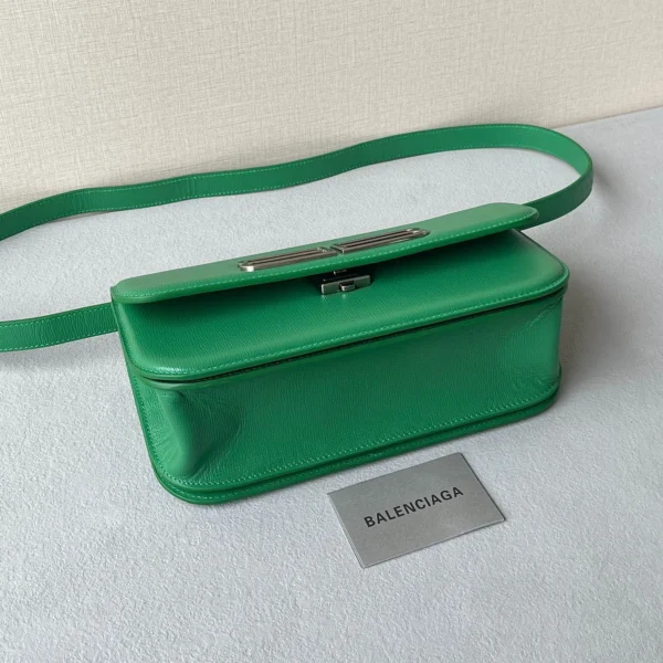 Shoulder bag Size: 23.5×12.4×10.4cm