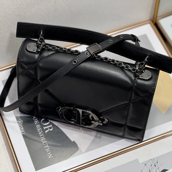 30 Montaigne chain clutch size: 25.5cm