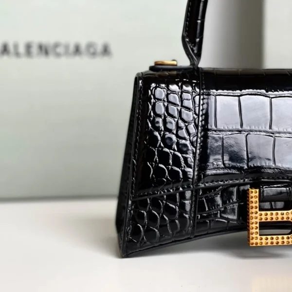 Parisienne gold color diamond buckle Model No.:127 Size:19x8x21cm