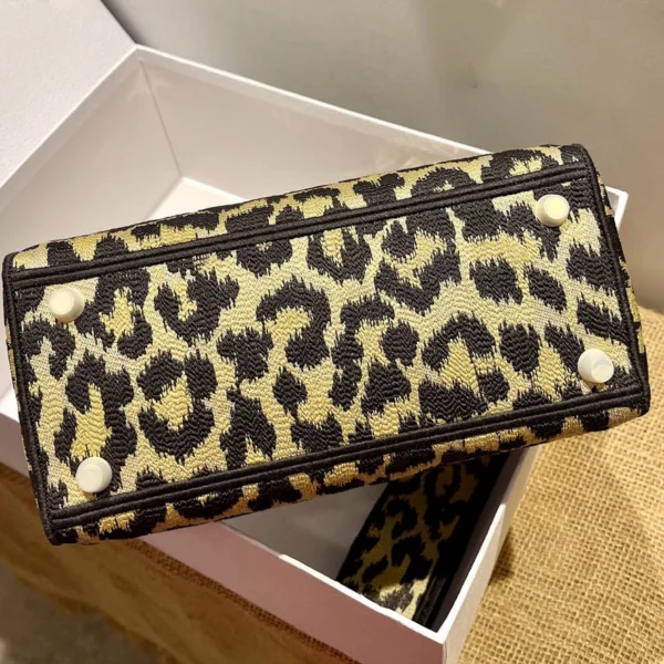 Lady D-Lite 5-panel embroidery Size: 24 x 20 x 11 cm