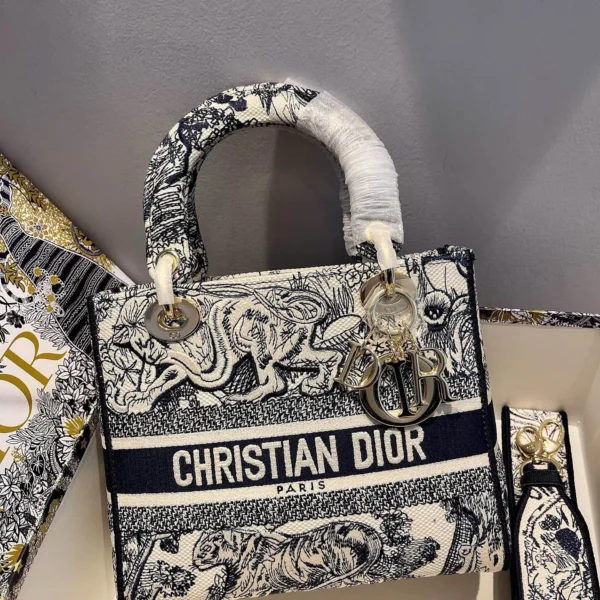 Lady D-Lite 5-panel embroidery Size: 24 x 20 x 11 cm