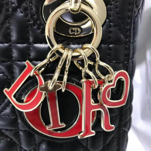 Dioramour Limited Edition Size: 17 x 15 x 7 cm Model : M0505