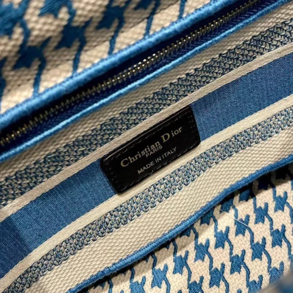 Lady 5 compartment embroidery Size: 24 x 20 x 11 cm