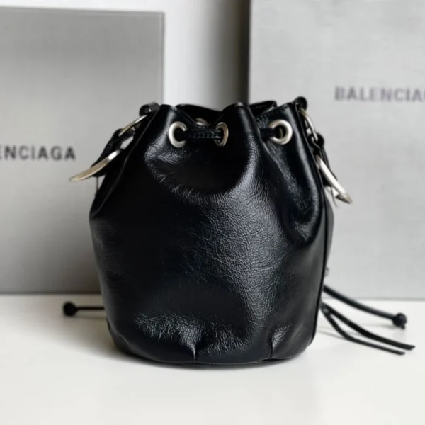 Size:9104 Size:15*19.8*17.8cm