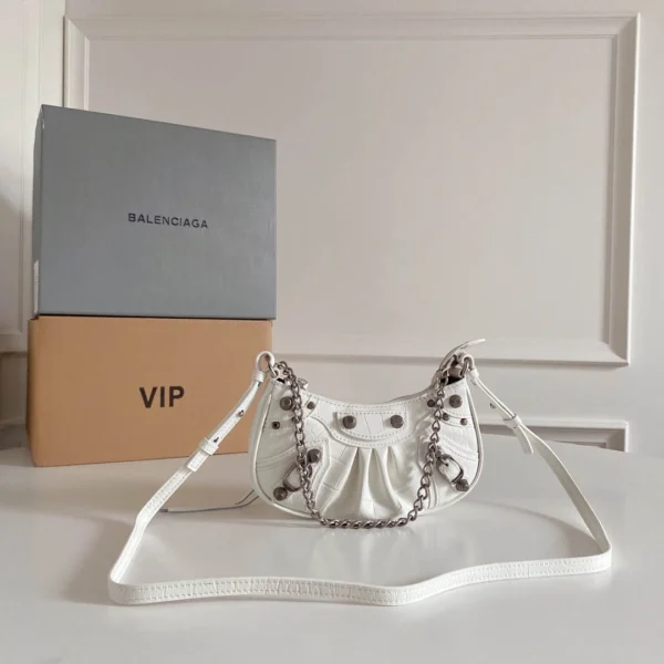 Crossbody bag Size: 20*11*4CM