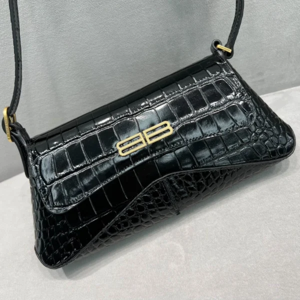 Underarm bag Size: 27×25.5×4.8cm Model: C16881080