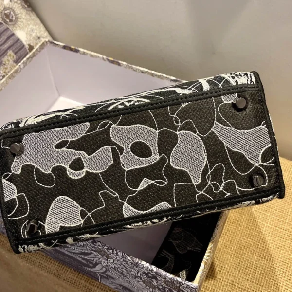 Lady D-Lite 5-panel embroidery Size: 24 x 20 x 11 cm