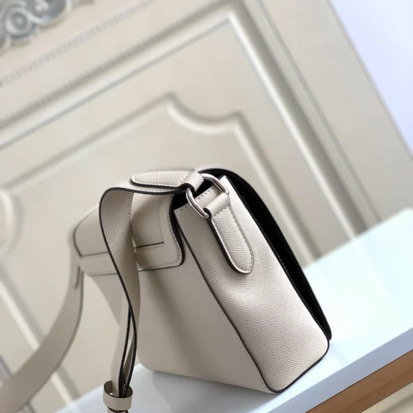 Louis Vuitton Size 28.3 x 18.3 x 4.3 cm