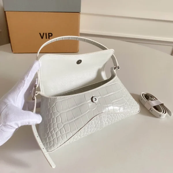 Underarm bag Size: 27*25.5*4.8cm