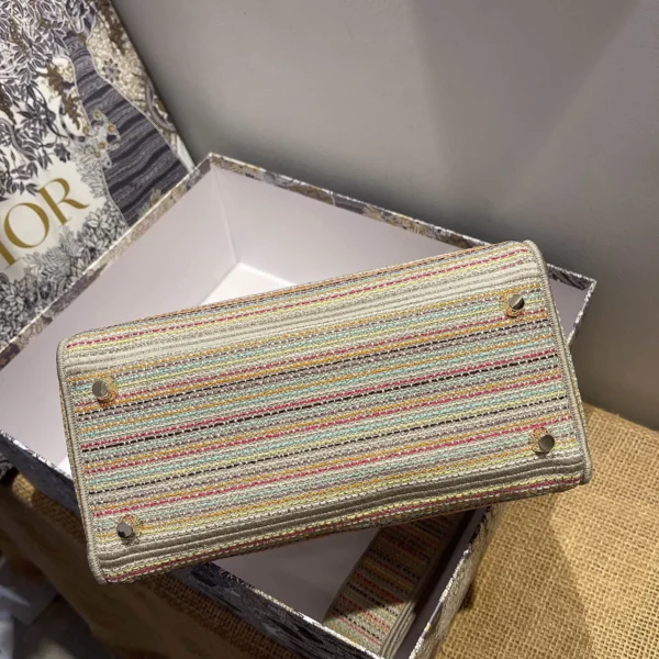 Lady D-Lite 5-panel embroidery Size: 24 x 20 x 11 cm