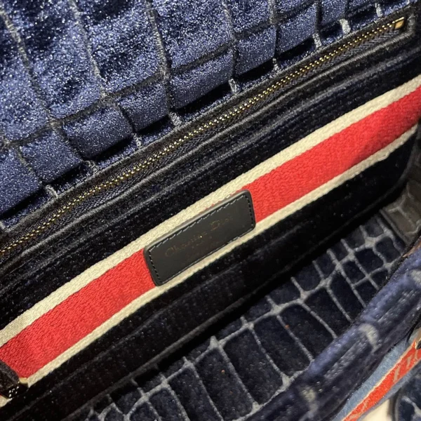 Lady D-Lite 5-panel embroidery Size: 24 x 20 x 11 cm