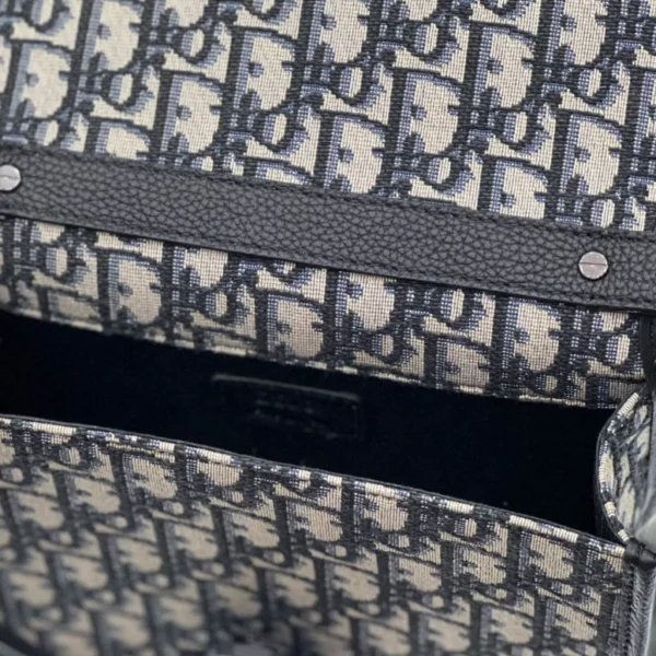 Gallop Messenger Bag Ref: 1ADPO033YKY Size: 20.5 x 16 x 5 cm