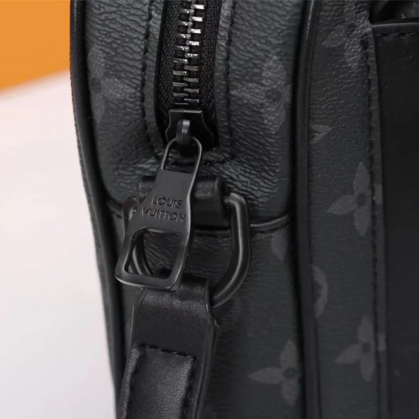 Louis Vuitton Model: 69404 Size: 15x17x8cm