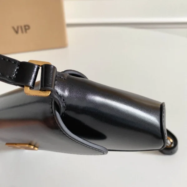 Underarm bag Size: 27*25.5*4.8cm