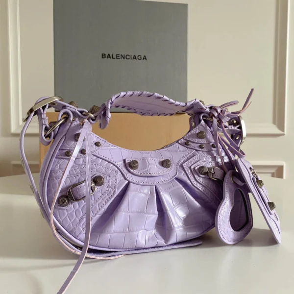 Underarm bag Size: 26*16*6cm