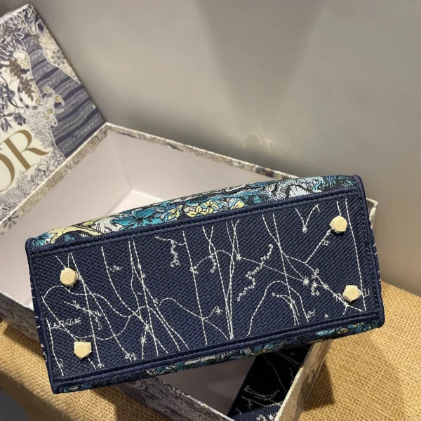 Lady D-Lite 5-panel embroidery Size: 24 x 20 x 11 cm