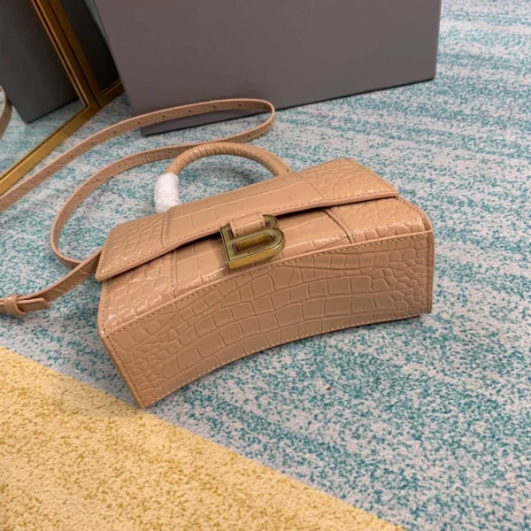 Size: 8896 Size: 19x8x21cm