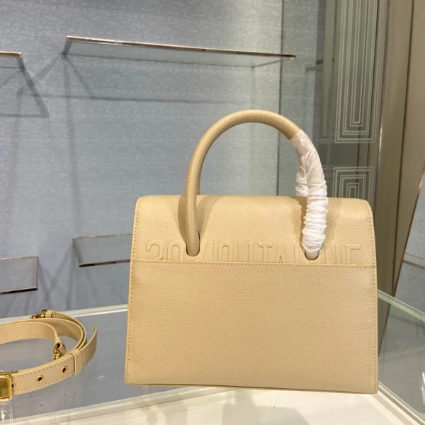 30 Montaigne Product Range Size 25x19x12cm