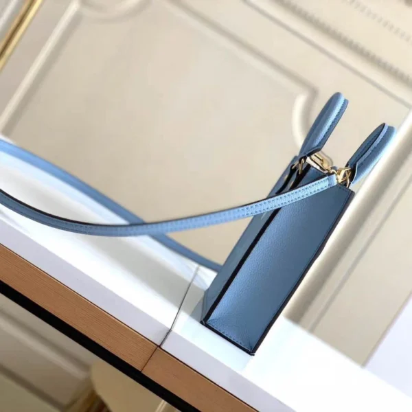 Louis Vuitton Size: 14.0 x 17.0 x 5.0 cm