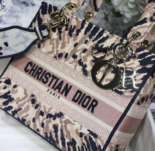 Embroidery Series Size: 24*20*11cm